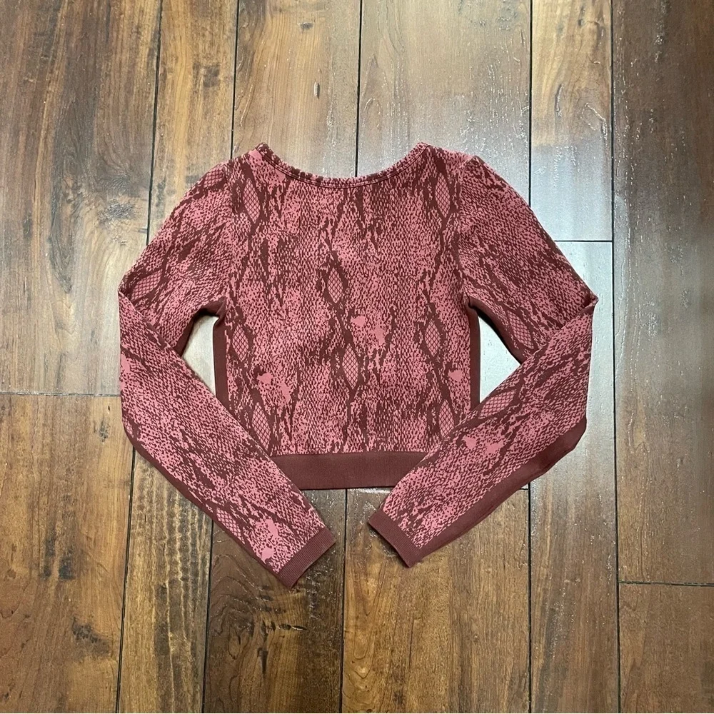 Fabletics Kamila Seamless Long Sleeve Cropped Workout Top Size XS - Picture 6 of 7